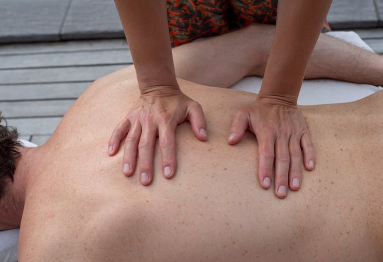 Massage relaxant du dos deux mains à plat