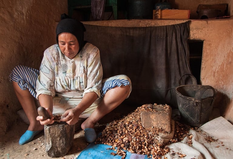 Femme marocaine procédant au concassage des noyaux afin d'en extraire les amandons