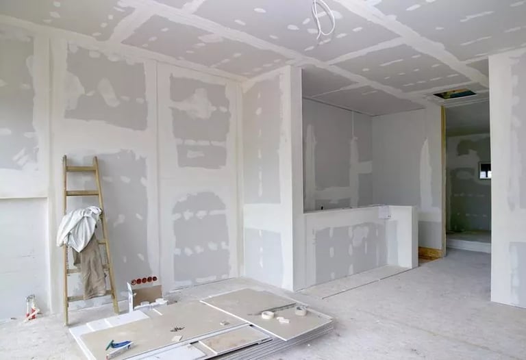 Muren en plafonds van gipsplaten (Gyproc).