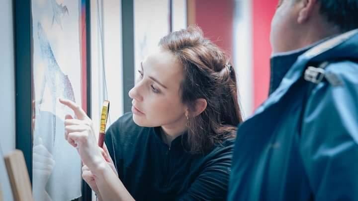 Photographie de Camille Poli en train de travailler pour un client