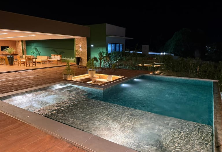 Visão noturna geral da piscina e área gourmet do El Shaddai Rancho para alugar em Miguelópolis SP