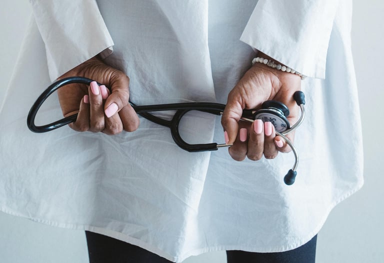 Un medico sosteniendo el fonendo de espaldas.