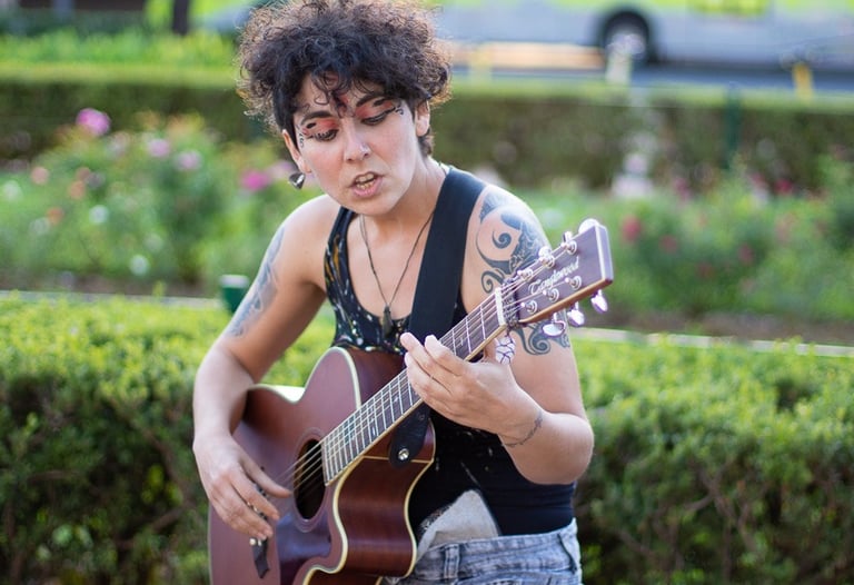 Naía jouant de la guitare dans les rues de Belo Horizonte - BR