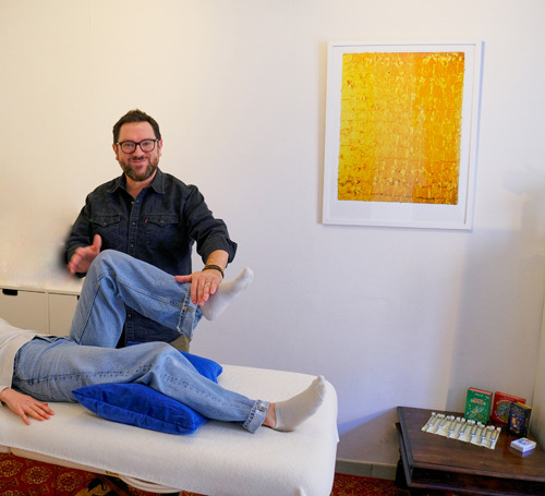 Jean-Baptiste Germain, Kinésiologue, réalisant un test musculaire dans son cabinet de kinésiologie