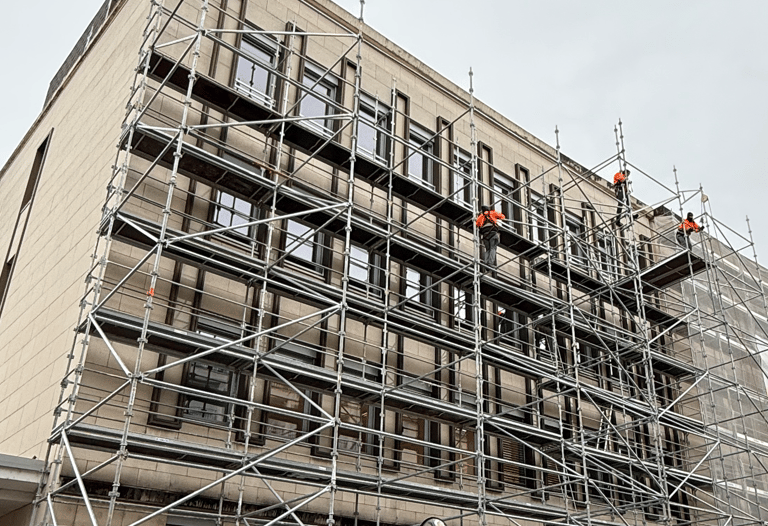 Échafaudeur ELS montant un échafaudage en hauteur sur un chantier à Nancy