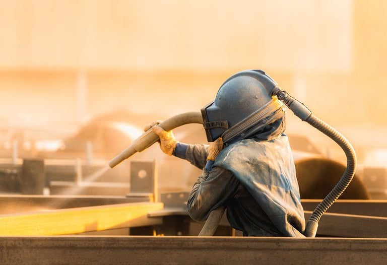 Sandblasting menggunakan pasir silika