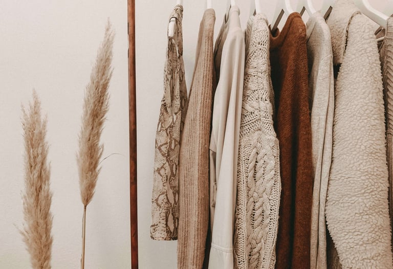 textile et matières éco responsables vêtement sur cintres