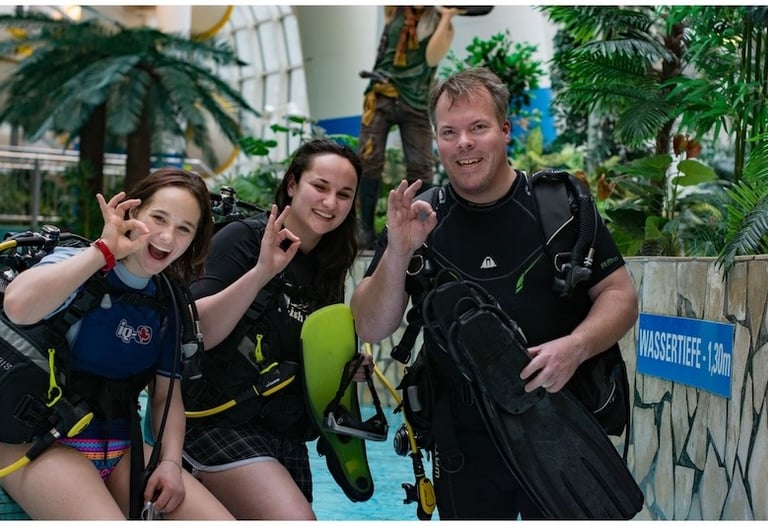 Tauchlehrer mit 2 Schülern am Becken