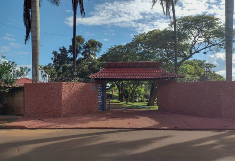 Portão de entrada Rancho do Neneco - Rancho para alugar em Miguelópolis SP