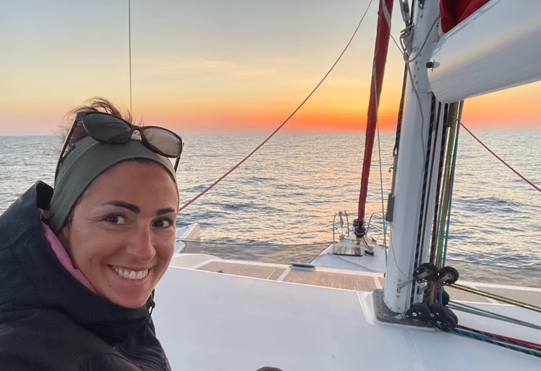 Virtuelle Assistentin auf Segelboot