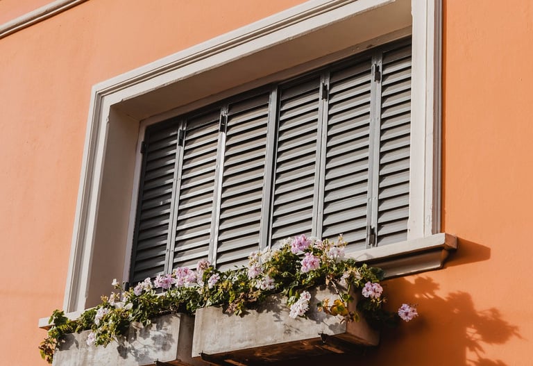 fenêtre aux volets fermés