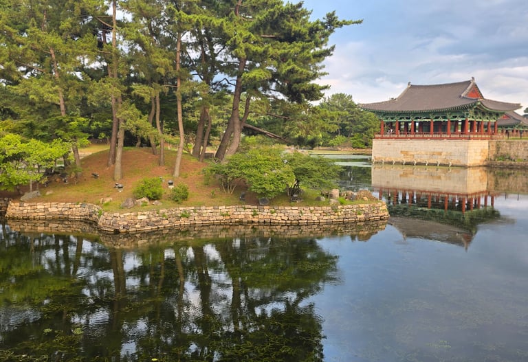 Wolji Pond and palace building