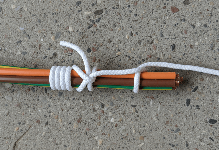 Wire head bundled in pull rope with Schwäbisch Hitch and Half Hitch