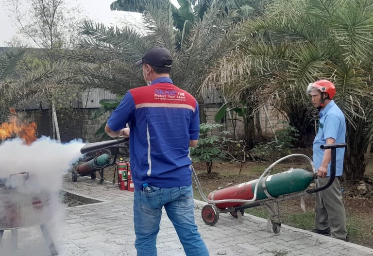 Pelatihan pemadaman kebakaran 