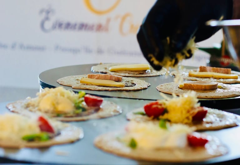 Préaparation de galettes salées avec étalement fromage râpé