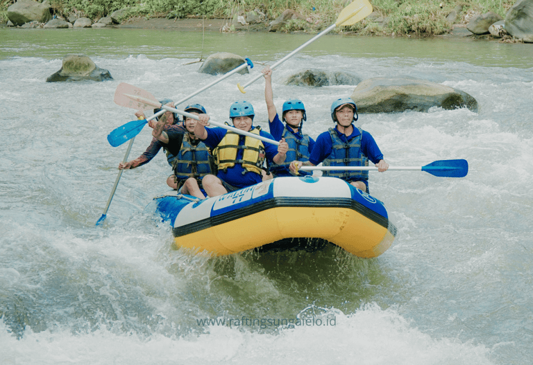 Peserta menikmati serunya rafting di Sungai Elo Magelang dengan pemandangan alam yang hijau