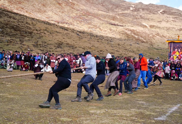 Tug-of-war-between-visitors-and-the-local-inhabiitants-at-Laya-Royal-Highland-Festival