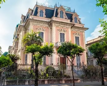 Drohnenaufnahme einer Villa in Berlin mit Garten für Immobilienmarketing