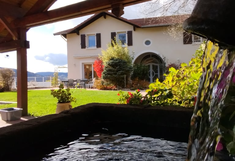 Vue sur la maison depuis le auvent