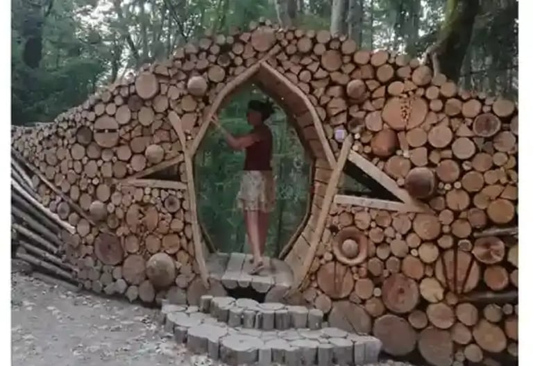 Femma debout faisant l'expérience dêtre dans 1 trou en losange au milieu d'1 tas de bois