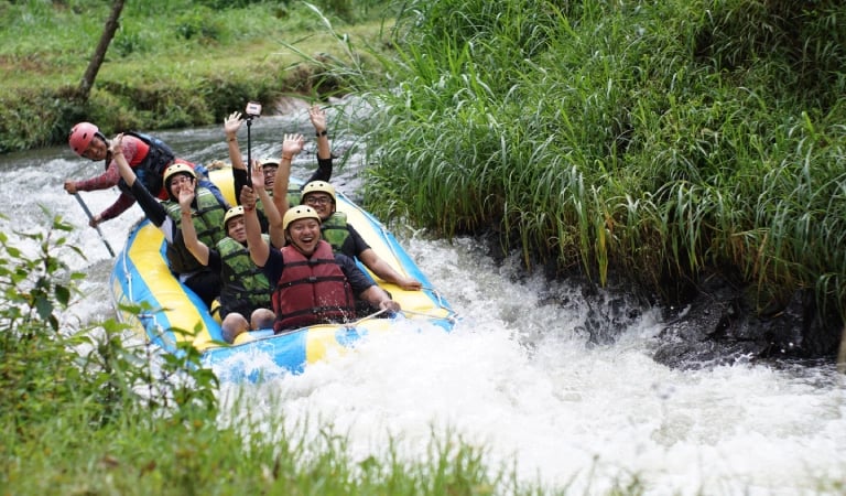 peserta-gathering-kantor-menikmati-paket-rafting-pangalengan-adrenalin
