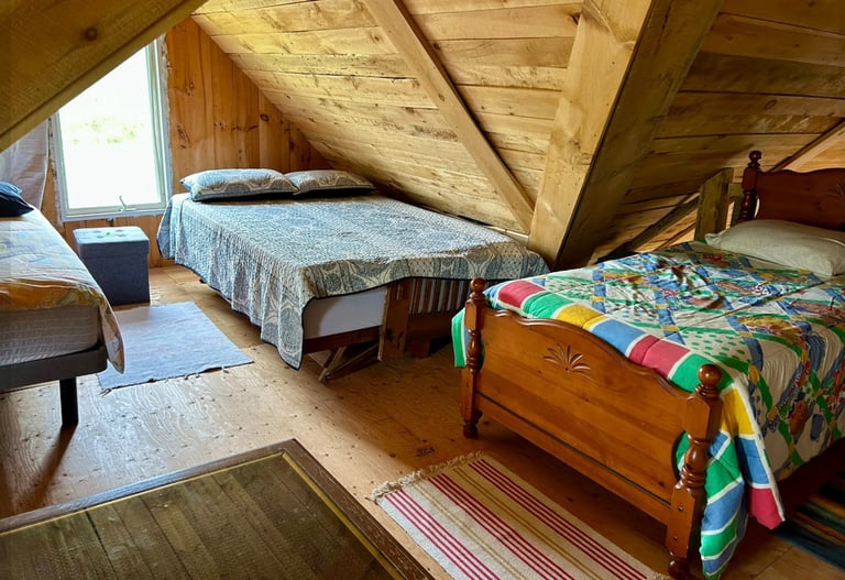 Dortoir lit dans la mezzanine d'une cabane en bois