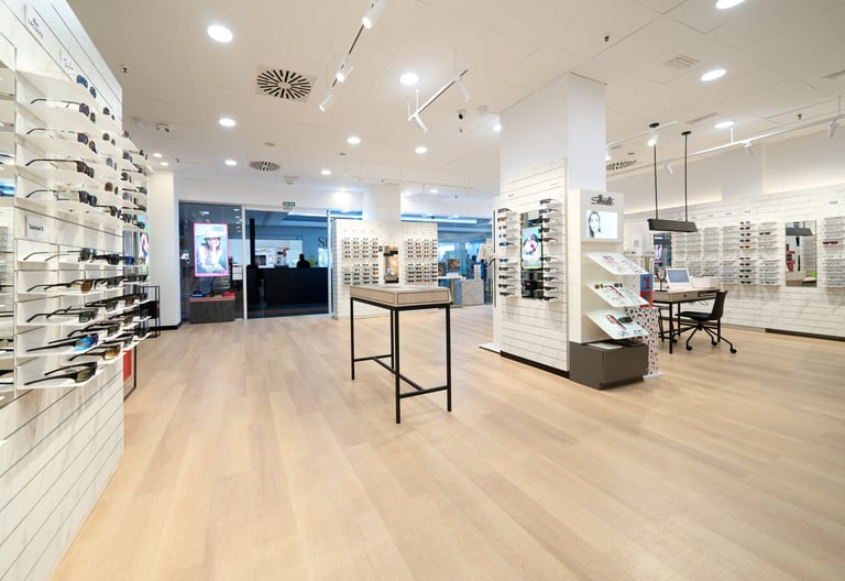 Diseño y reforma integral de óptica comercial por MSDecop.