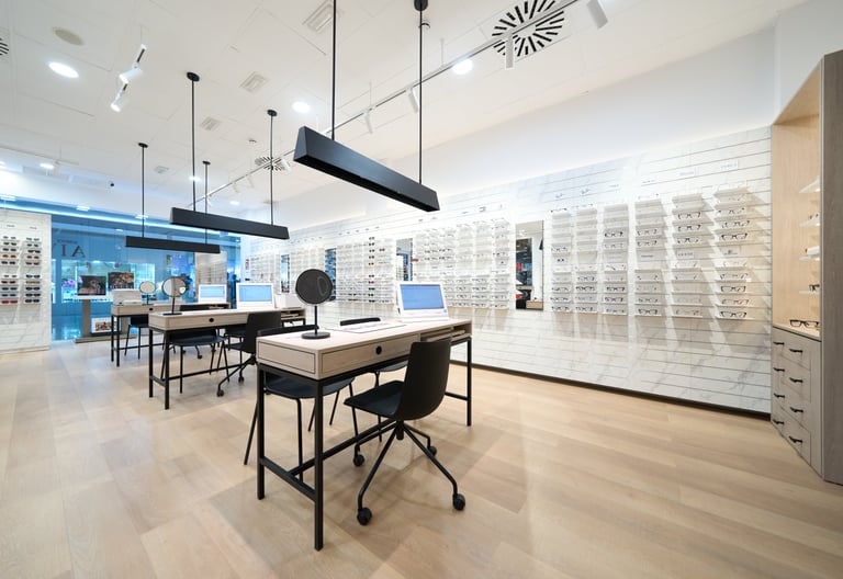 Mobiliario a medida y diseño interior de óptica por MSDecop.