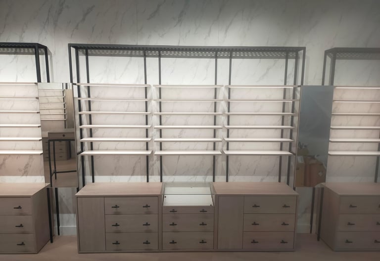 Mobiliario a medida para ópticas por MSDecop, estanterías iluminadas y diseño funcional.