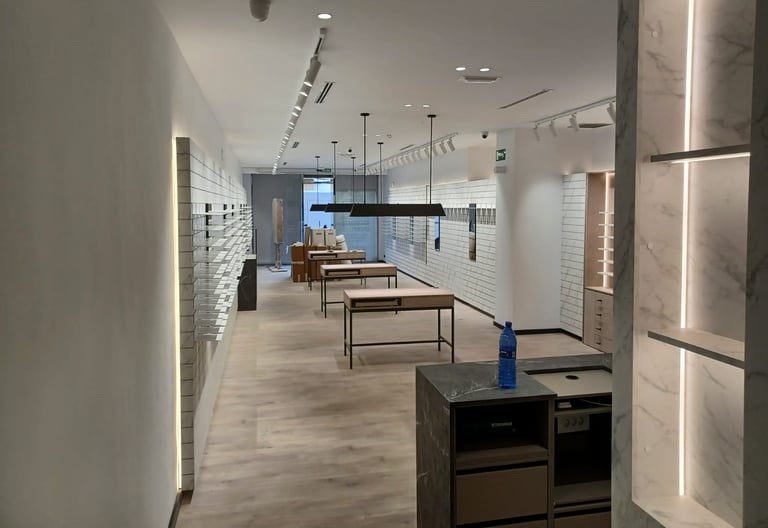 Decoración interior para ópticas en proceso de obra. Proyecto MSDecop con mobiliario a medida.