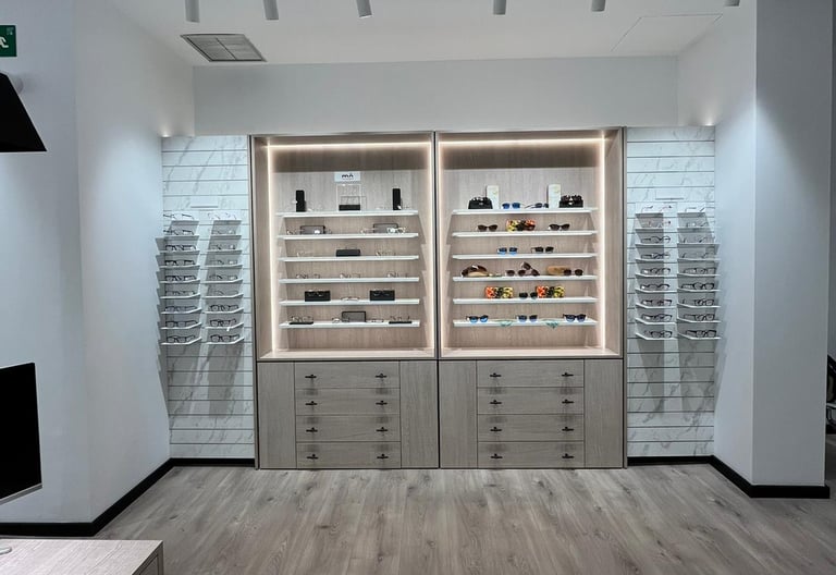 Mobiliario a medida y diseño interior de óptica moderna por MSDecop.