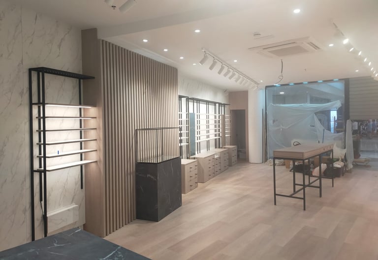 Decoración interior para ópticas en obra, proyecto MSDecop con mobiliario a medida.