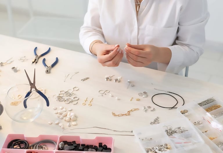 Fabricante de joyas que utiliza alicates y cuentas para crear aretes y collares hechos a mano 