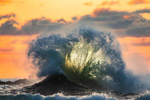 La vague Backwash au coucher du soleil
