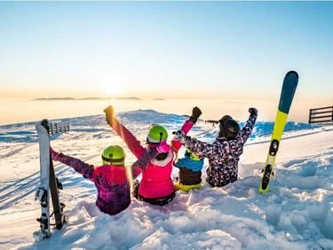 Ski pass discount promotional banner for Morainelakelouise.com