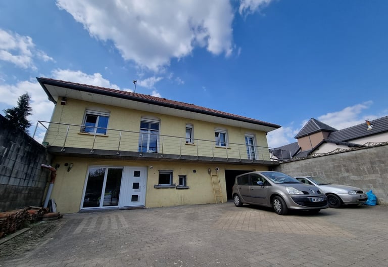 Chambres à louer et appartement à louer près de Longwy, Longuyon et Virton. Parking gratuit, wifi très haut débit et netflix