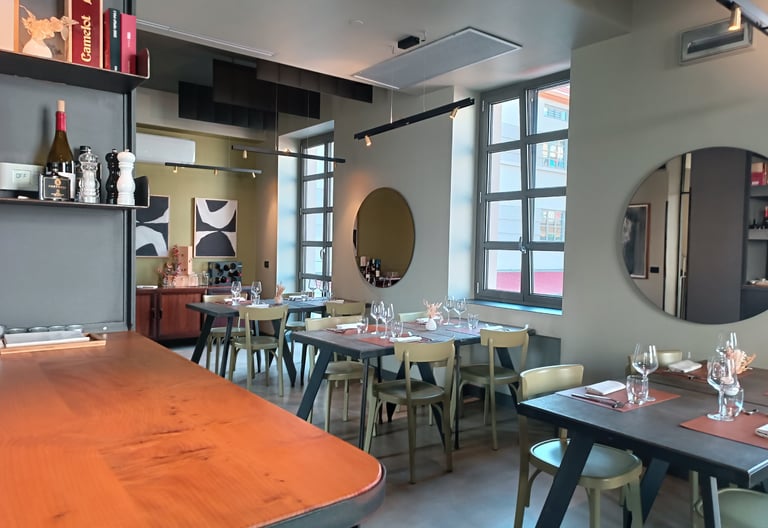 Interni di Pa.Lato Milano tra design industriale e atmosfera contemporanea