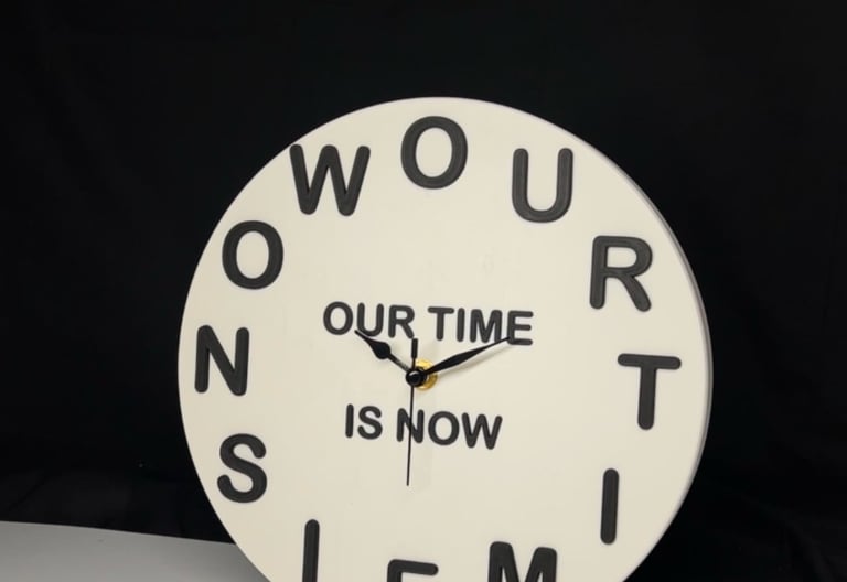 Moderne Wanduhr aus 3D-Druck mit Quarzuhrenwerk