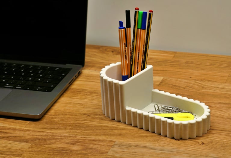 Schreibtisch Organizer für Stifte und Büroklammern auf einem Schreibtisch