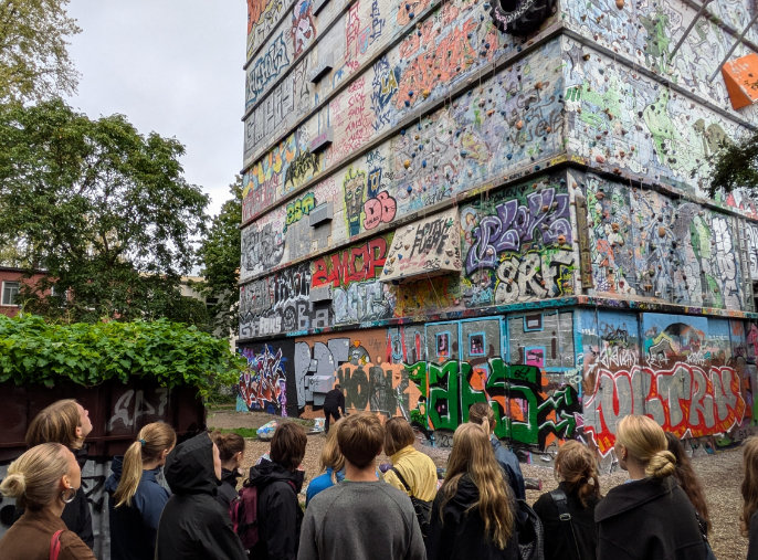 Students graffiti bunker Sternschanze Hamburg street art tour / Schüler erkunden Graffiti Bunker Sternschanze Hamburg