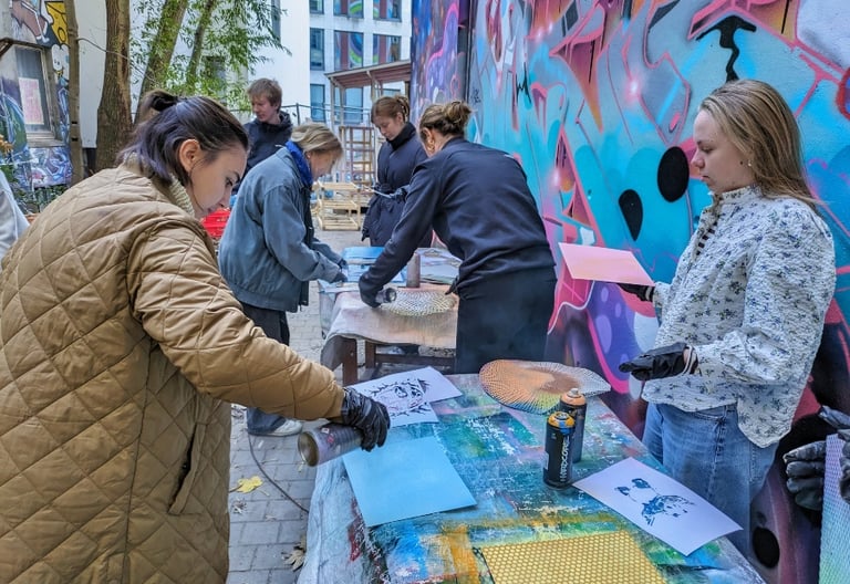 Student street art workshop in Hamburg, Schüler Street Art Workshop in Hamburg mit Spraydosen und Schablonen