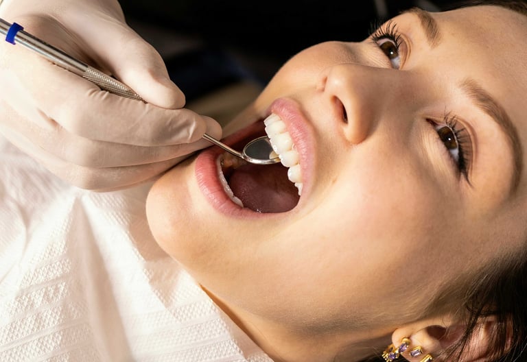 Paciente en revisión dental con espejo dental