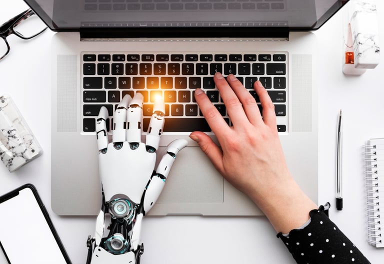 imagem de uma ilustração de um humano digitando no seu computador, metade humano e metade máquina.