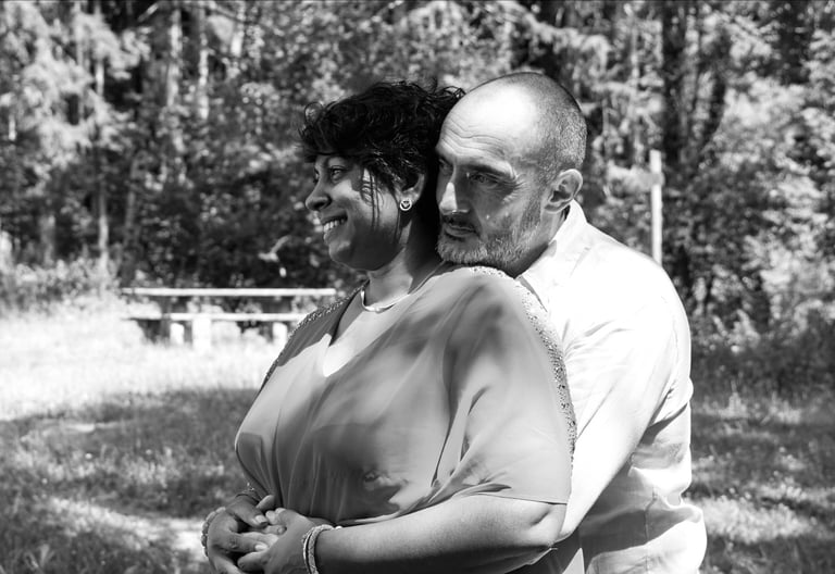 les mariés regardent au loin, avec sourire et amour