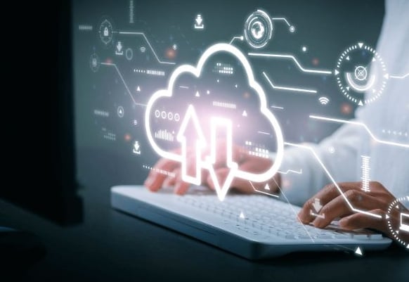Cloud payroll membantu tim HR mengelola data karyawan, gaji, dan kepatuhan secara efisien dari satu platform terpusat
