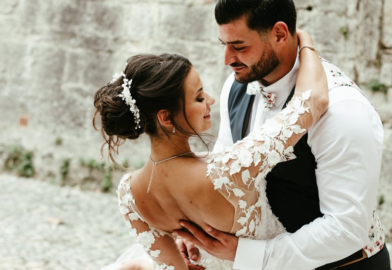 le marié qui fait danser la mariée dans sa robe blanche en dentelle
