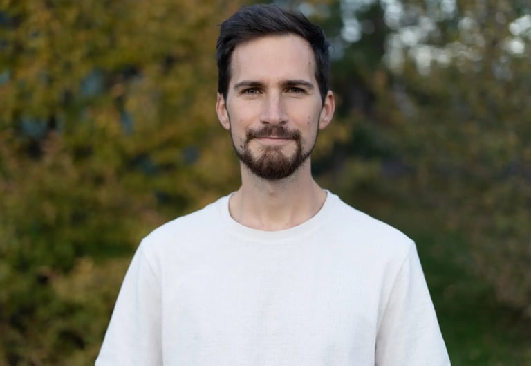 mahoni-about-us-nikolaas-holistic-pulsing