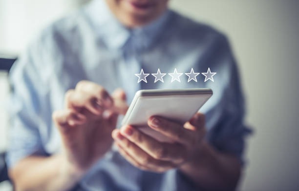Ügyfél elégedettség és ötcsillagos értékelés szimbóluma, ideális Google review menedzsment és online