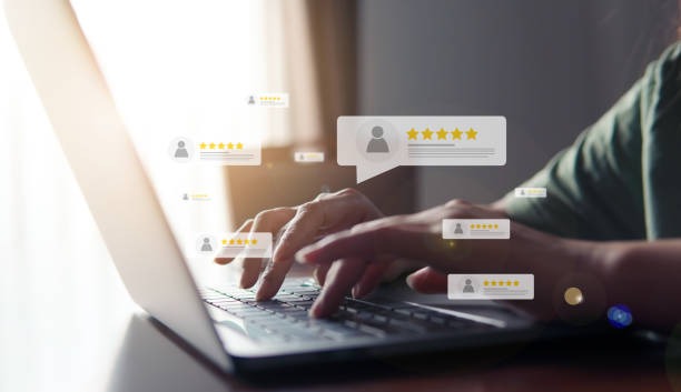 Felhasználó aktívan kezeli az ügyfél-visszajelzéseket és csillagos értékeléseket laptopon, online vé