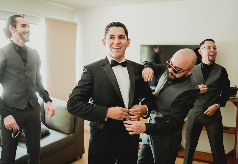 Sesion en getting ready groom Aldo Castaneda Bodas mejor fotografo en Guadalajara Mexico